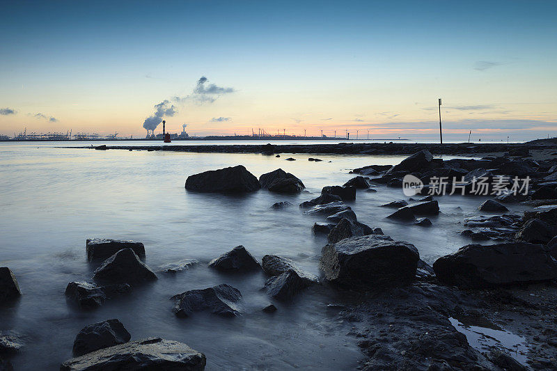 neuwe Waterweg河沿岸多变的海景